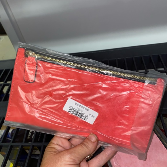 2 clutch/ wallets - Picture 2 of 3